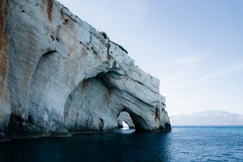 蔚蓝海水旁的宁静悬崖和石拱门
