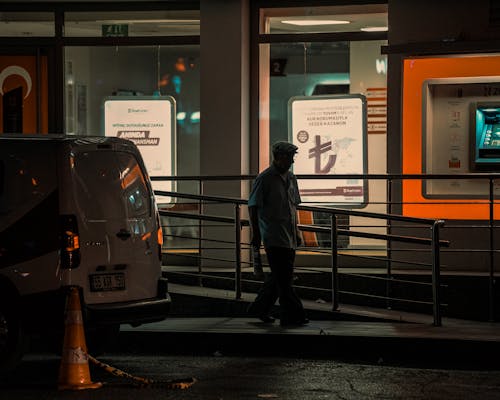 Kostenloses Stock Foto zu auto, bürgersteig, dunkel