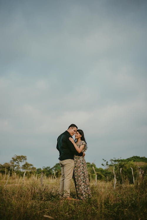 Gratis stockfoto met affectie, buiten, gras