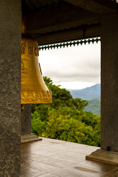 Безкоштовне стокове фото на тему «буддист, вертикальні постріл, дзвін»
