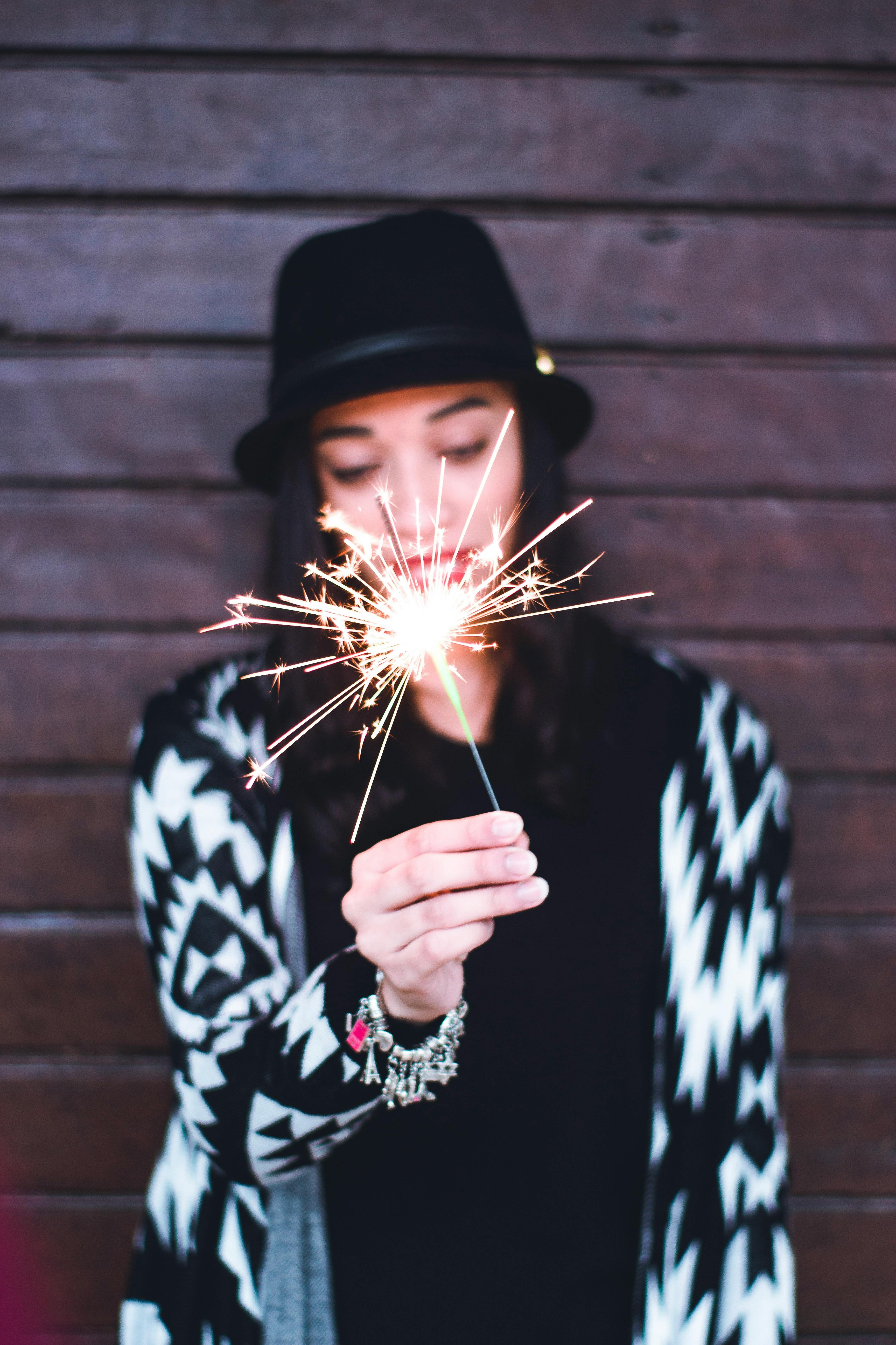 手持烟花的时尚女士，营造出温馨、俏皮的氛围