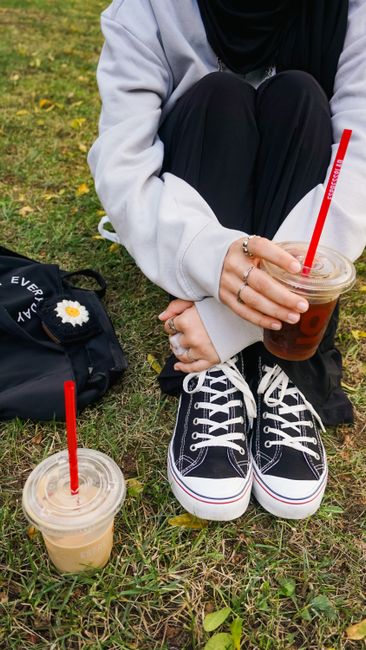 Sweat, sneakers et café glacé dans l'herbe, on ne fait pas plus confortable comme après-midi 🌿
#ootd #inspomode #gray #sweatshirt #sneakers