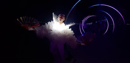 Fotos de stock gratuitas de bailarín en blanco brillante, bailarina, bailarina blanca que brilla en la oscuridad