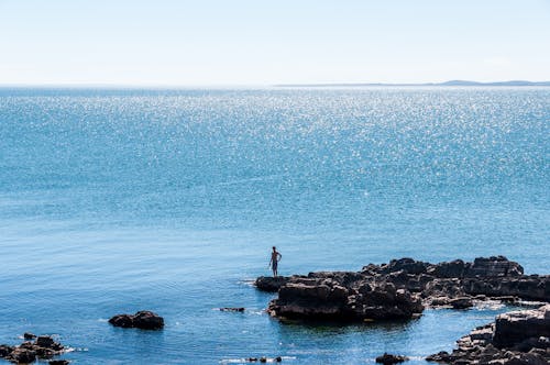 Darmowe zdjęcie z galerii z morze, niebieska woda, skały