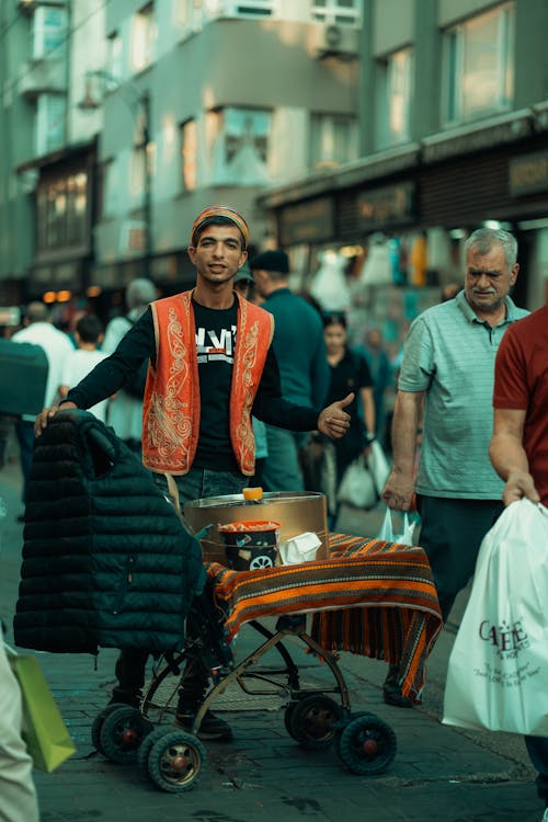 Základová fotografie zdarma na téma městských ulicích, muž, nádoba