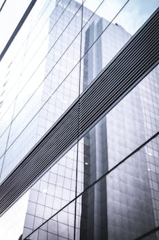 一座配备反光玻璃面板和现代设计元素的现代办公楼