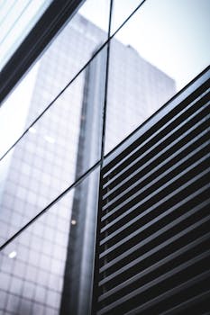 现代化办公楼特写，采用反光玻璃和金属设计