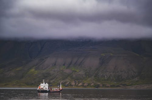 Gratis lagerfoto af bakker, bjerge, fartøj