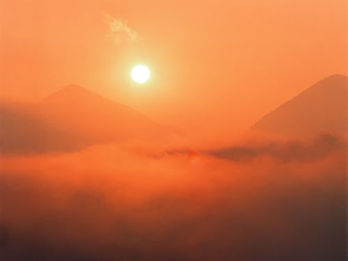 Fotos de stock gratuitas de escénico, luz del sol, montañas