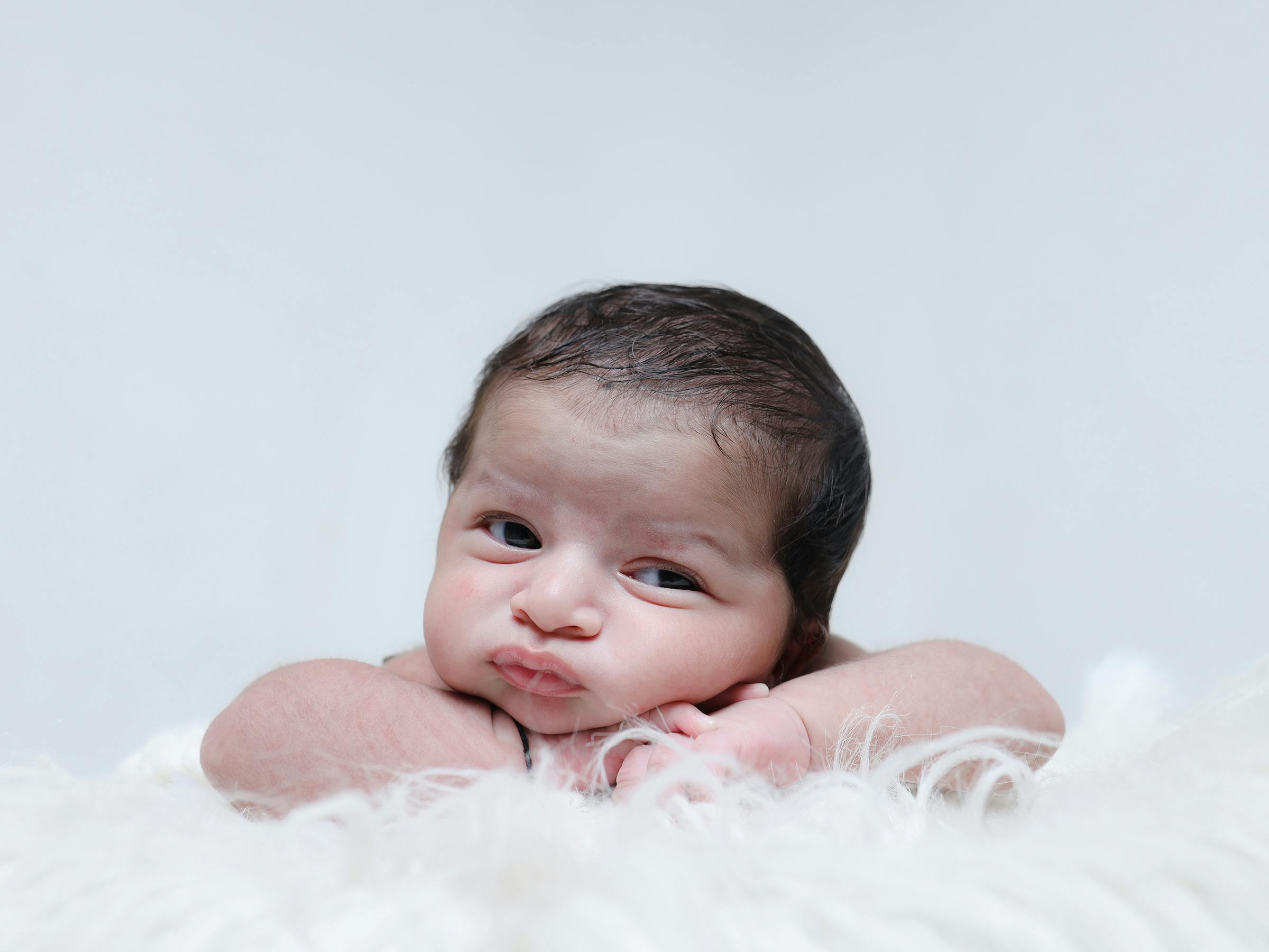 free photo of 1 months baby with open eyes photoshoot pose and click angle