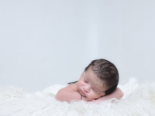 Free Charming portrait of a sleeping newborn baby on a cozy white blanket, exuding innocence and tranquility. Stock Photo
