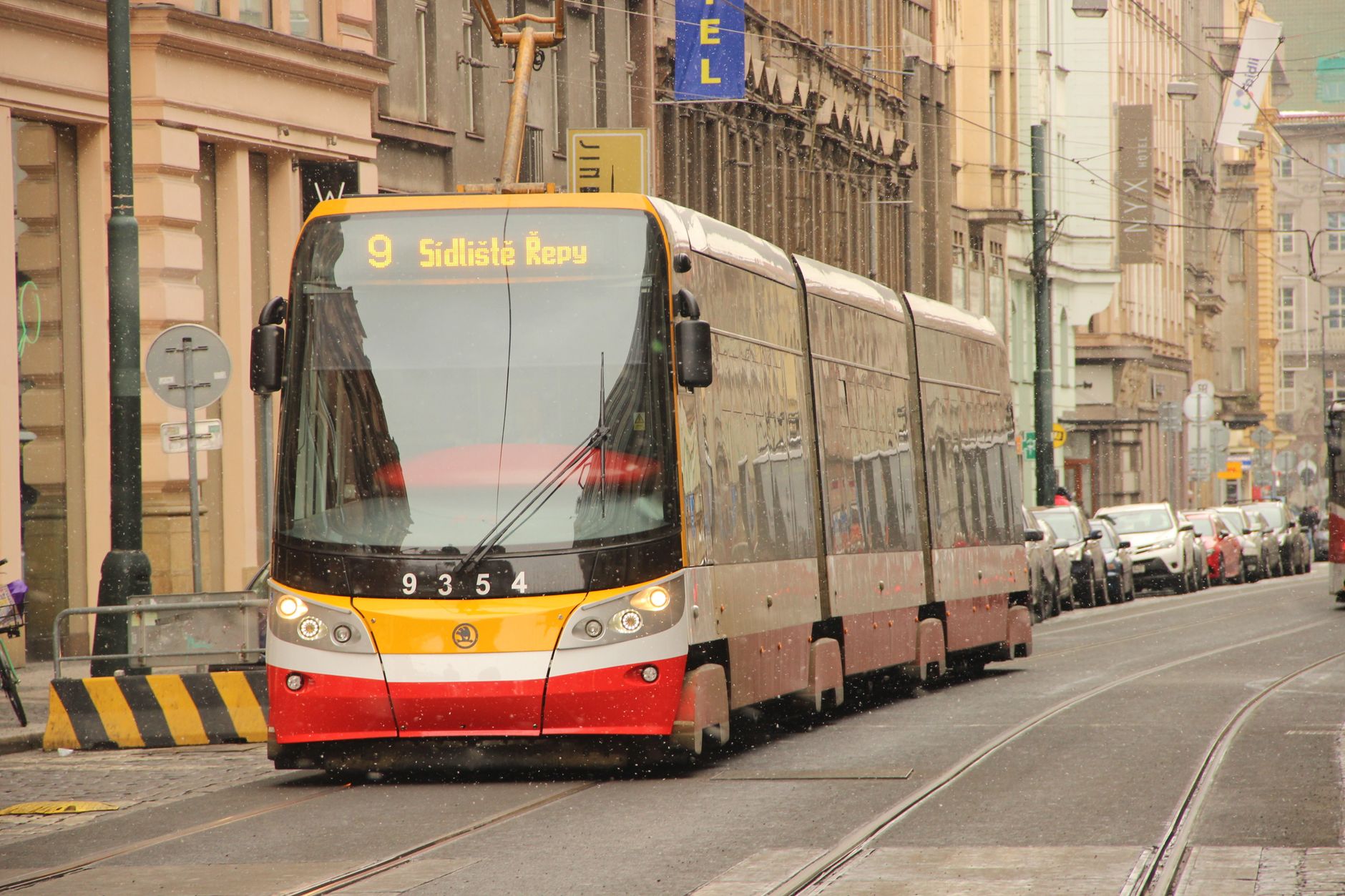 Stâlpișori pe Linia 5 cerută de bucureșteni exasperați
