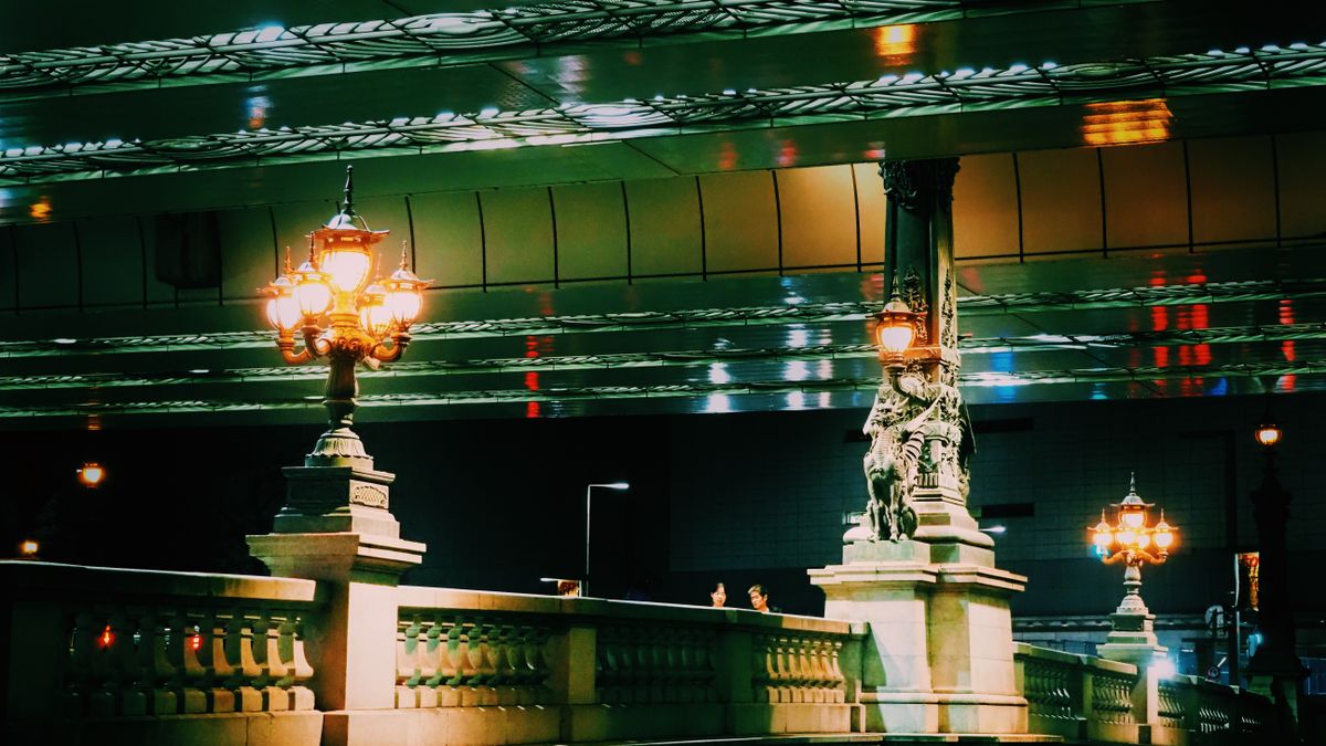 街灯がともる夜の橋