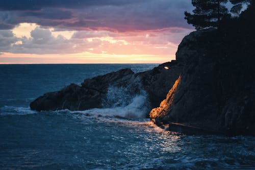 Tebing Gunung Hitam Di Samping Laut