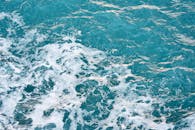 在阳光明媚的日子里捕捉动态的海浪