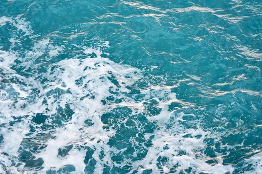 在阳光明媚的日子里捕捉动态的海浪