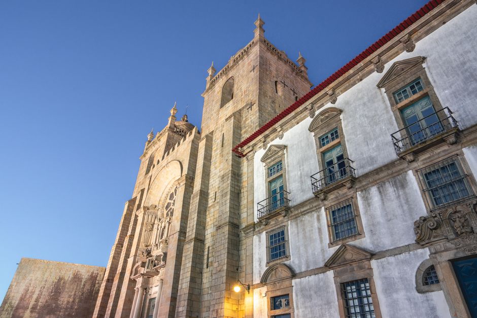 The striking facade of the <span class="notranslate"><em>Sé</em></span> in Porto, showcasing its historical grandeur and architectural beauty.