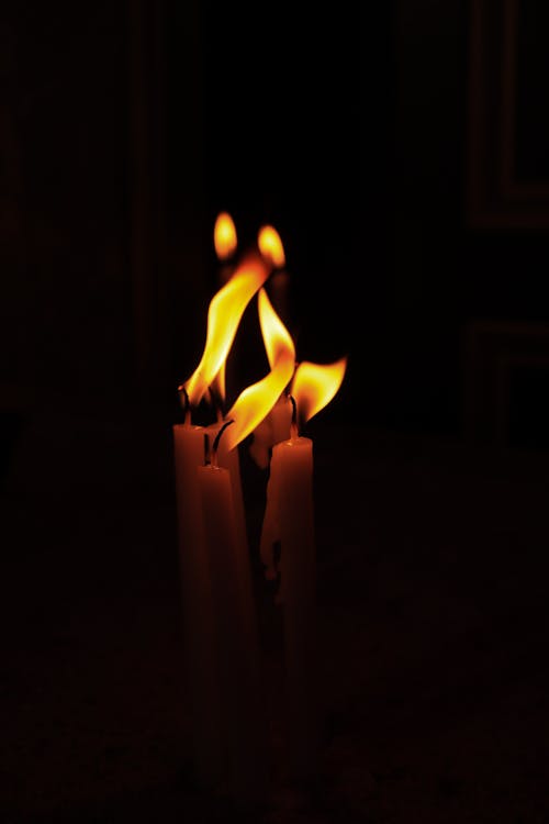 Бесплатное стоковое фото с вертикальный выстрел, горение, горящая свеча