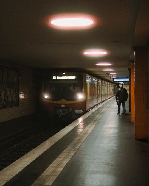 Foto d'estoc gratuïta de andana de metro, estació del metro, fars davanters