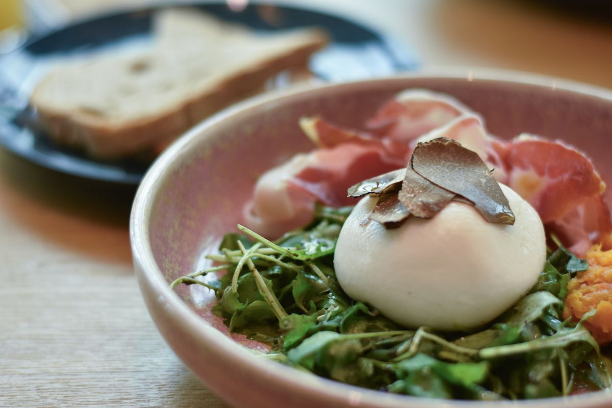 Burrata cu prosciutto si aschii de trufa deasupra