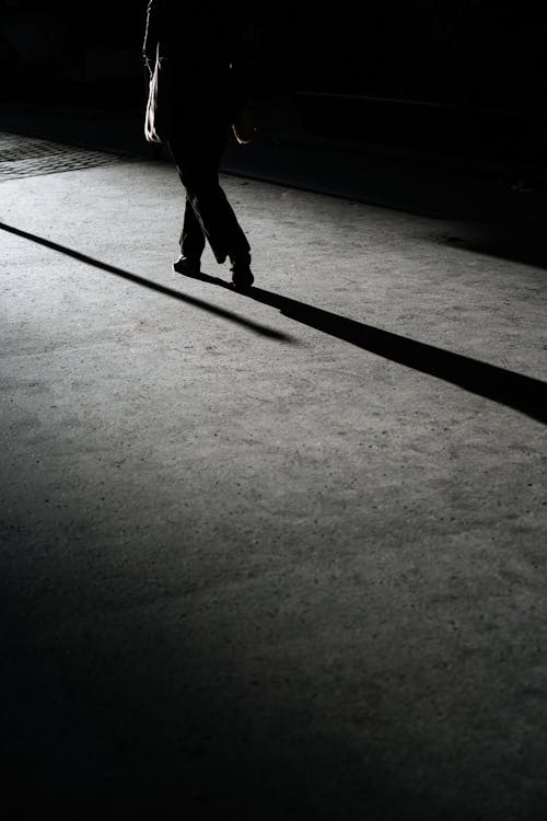 Foto profissional grátis de andando, escala de cinza, escuro