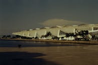 水边现代建筑结构的景观令人惊叹，展示了创新的设计