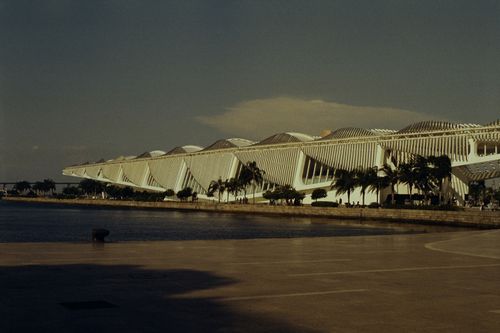 Free Stunning view of a modern architectural structure by the water, showcasing innovative design. Stock Photo