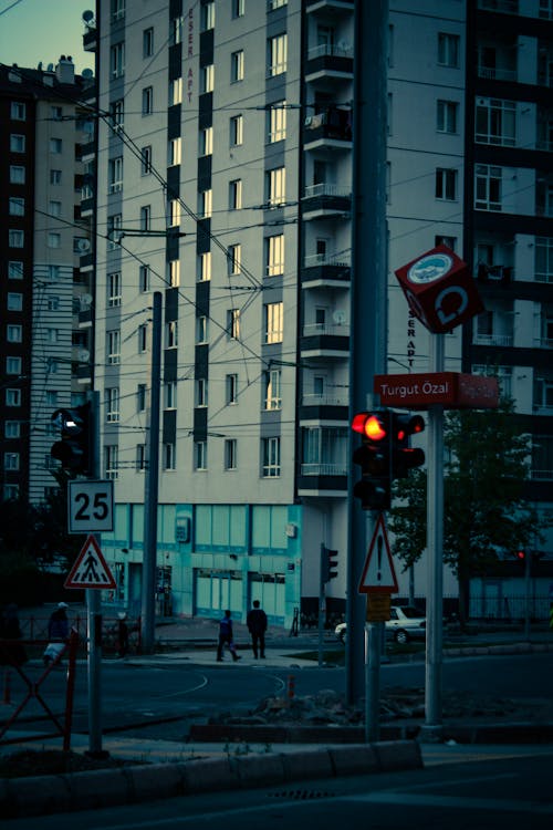 Stoplight with an Apartment Building in the Background