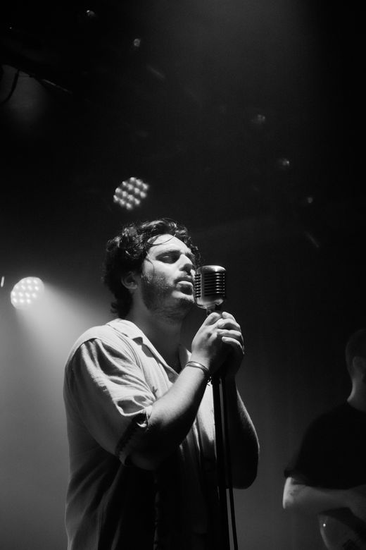 Black-and-white portrait of a singer on stage — photo by Leo Sacchi on Pexels