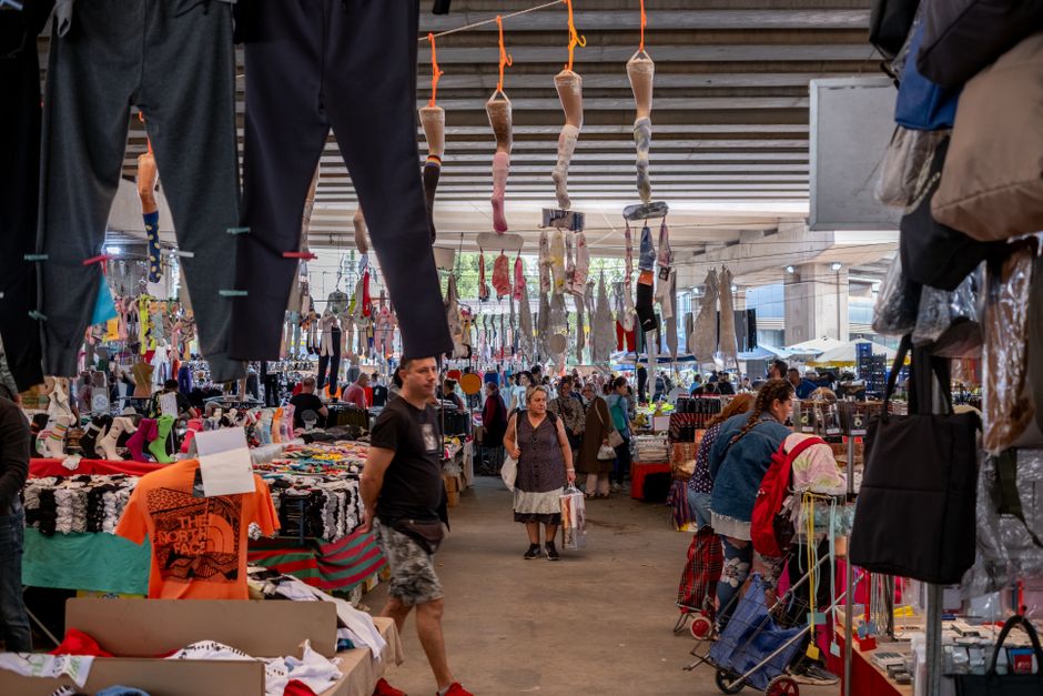 Fotomural Explora la animada y colorida atmósfera de un bullicioso mercado en İzmir, mostrando diversos puestos y compradores.
