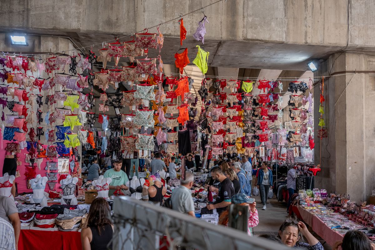 Oameni cumpărând la un bazar