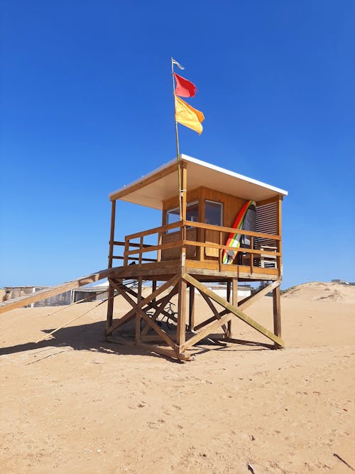 Ilmainen kuvapankkikuva tunnisteilla hengenpelastajan torni, hiekka, hiekkaranta