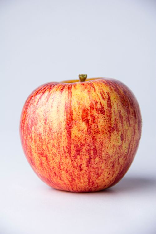 Free Close-up of a fresh red apple on a white background, perfect for food photography. Stock Photo