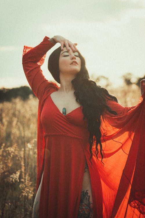 Fotobanka s bezplatnými fotkami na tému bruneta, červené šaty, kaukazský žena