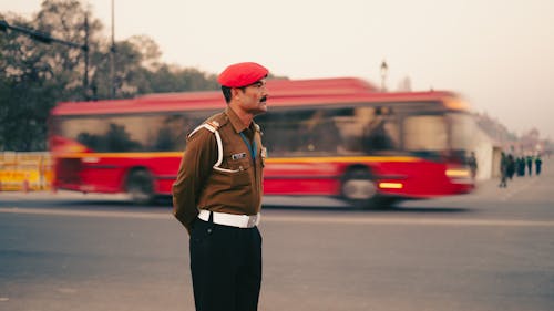 Darmowe zdjęcie z galerii z czerwony autobus, czerwony beret, kapelusz