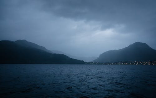 Бесплатное стоковое фото с берег, буря, горы