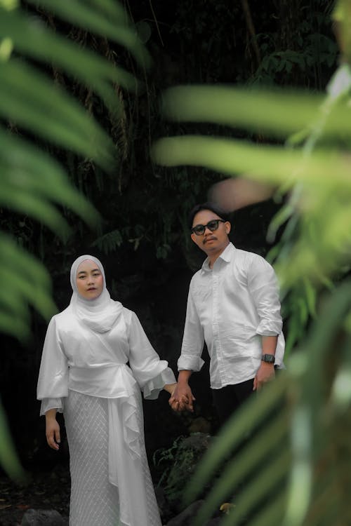 Foto profissional grátis de abaya branca, camisa branca, casal