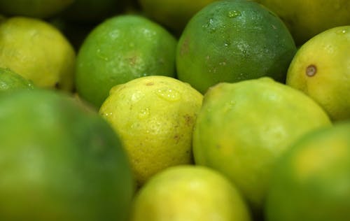 클로즈업 사진에 녹색과 노란색 라임 과일