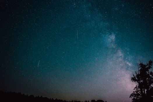 Ett starkt eldklot lyser över en sjö på natten
