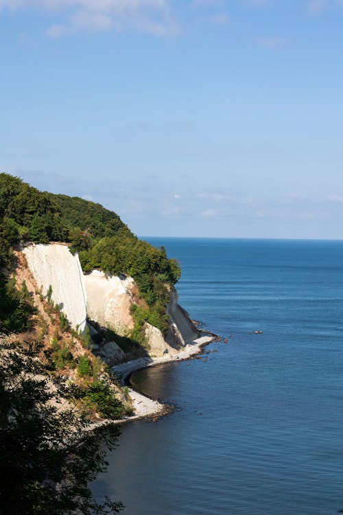 Безкоштовне стокове фото на тему «берег моря, білий скелі, вертикальні постріл»