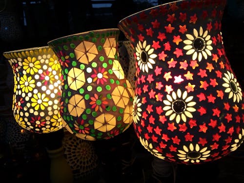 Ücretsiz üç Farklı Renkli çiçek Projeksiyon Lambası Stok Fotoğraflar