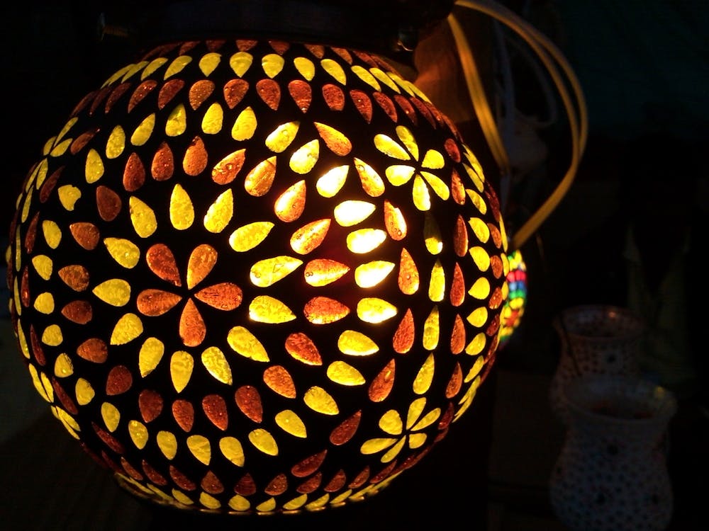 бесплатная черно желтая лампа с цветочной подсветкой Стоковое фото