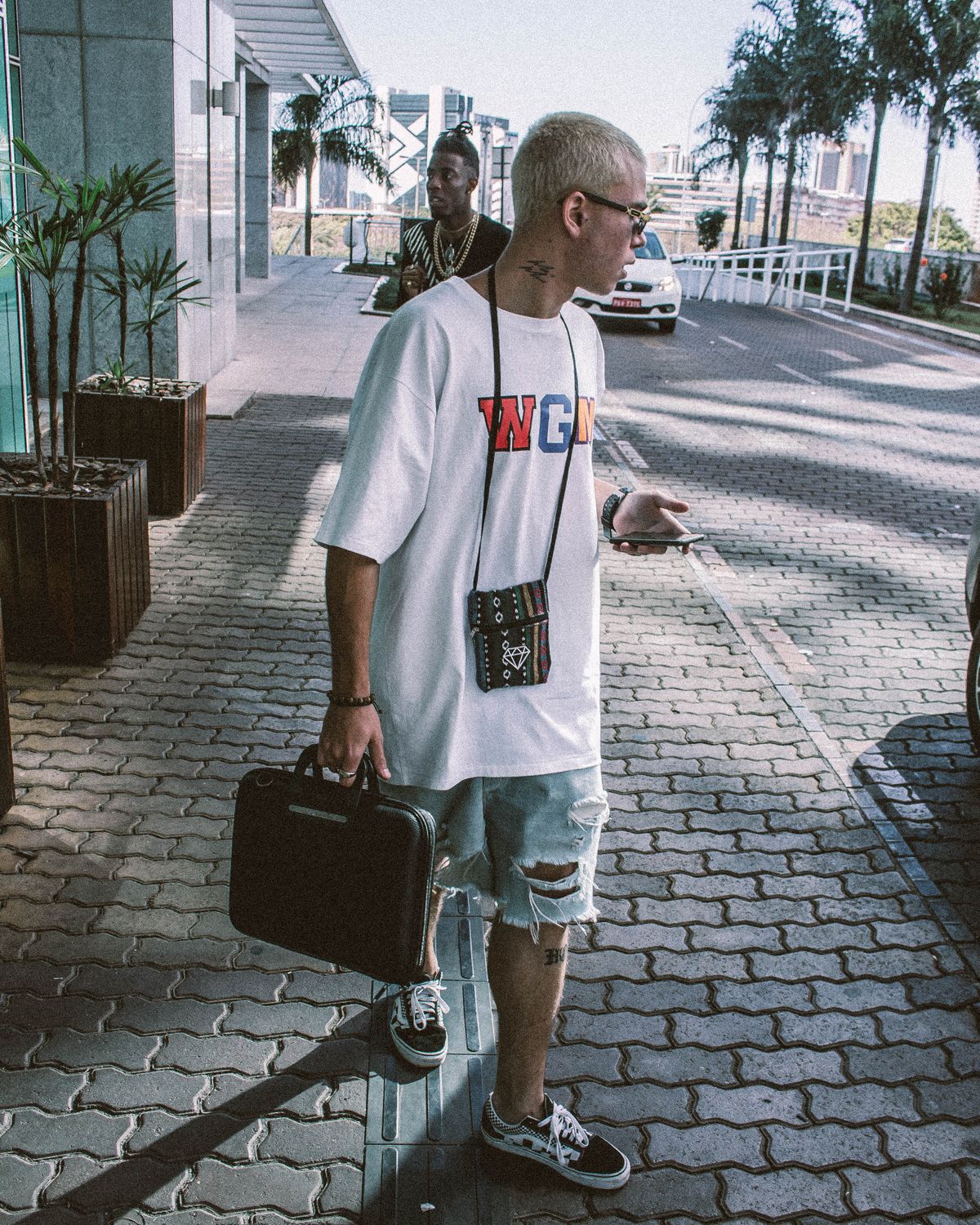 Nam mặc streetwear dạo phố phong cách tự nhiên