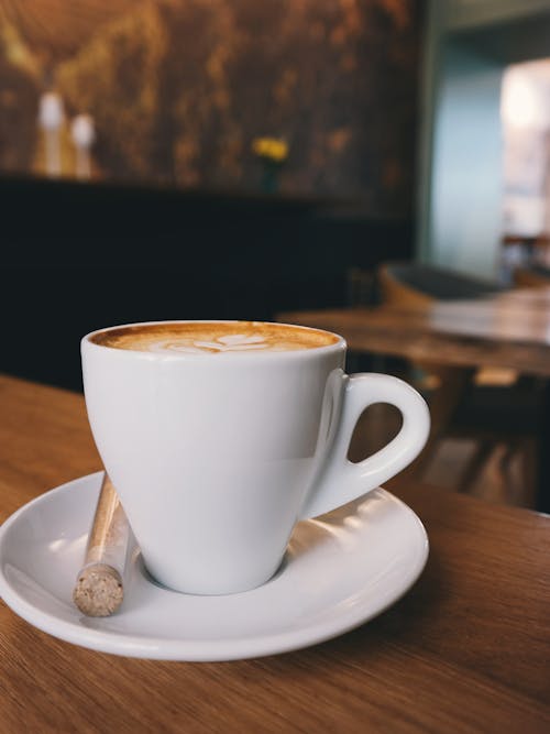 白色陶瓷杯上的白色陶瓷杯配白色意式咖啡