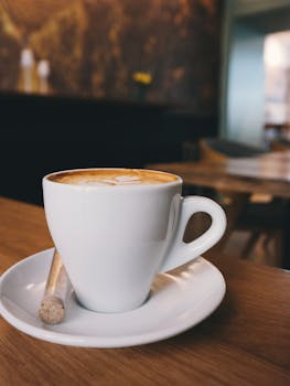 室内木桌上，一杯舒适的卡布奇诺营造出温暖的氛围