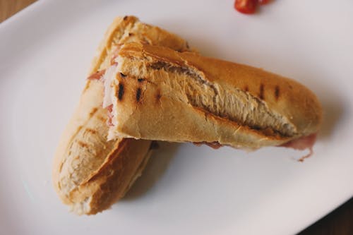無料 白いトレイで提供されるパンのフラットレイ写真 写真素材