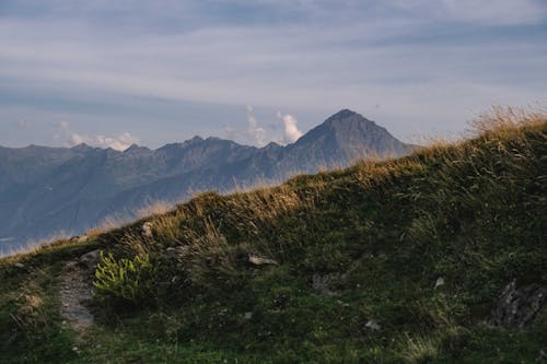 çayır, çim, dağ silsilesi içeren Ücretsiz stok fotoğraf
