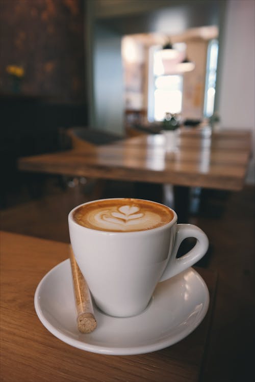 Gratis arkivbilde med bord, cappuccino, drikke