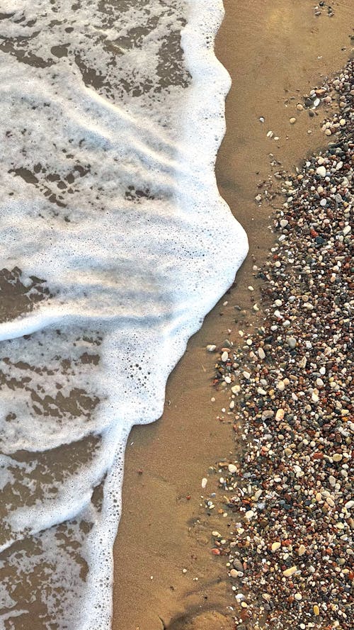 Foto profissional grátis de água, areia, espuma