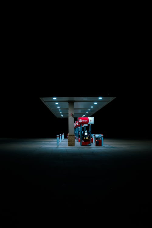 Immagine gratuita di architettura moderna, distributore di benzina, illuminato
